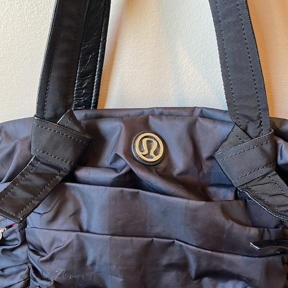 Lululemon gym / travel / diaper bag - Picture 2 of 8